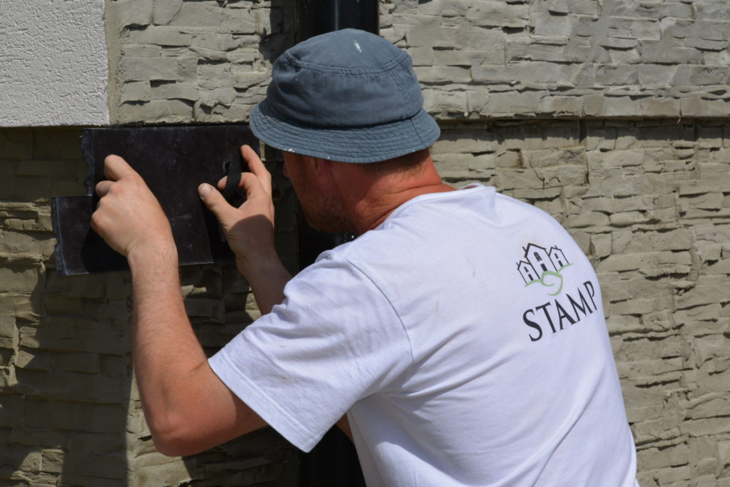 Stamp razenie obkladu lamany kamen na fasade